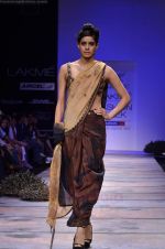 Model walks the ramp for Babita Malkani Show at Lakme Fashion Week 2011 Day 4 in Grand Hyatt, Mumbai on 20th Aug 2011 (116).JPG